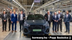 Nagy Márton gazdaságfejlesztési miniszter (b4) az Audi Hungaria Zrt. vezetőivel