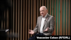 Oazu Nantoi, fost deputat al Blocului ACUM, în 2019 - 2021 și al Partidului Acțiune și Solidaritate, în perioada 2021 - 2025, membru al Comisiei parlamentare pentru securitate națională, apărare și ordine publică. Imagine din 6 martie 2024, din studioul Europei Libere Moldova