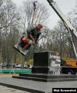 Демонтаж памятника Пушкину в Киеве