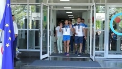 Lotul olimpic al R. Moldova, întâmpinat cu flori și fanfară la aeroport: Sunteți eroii noștri!