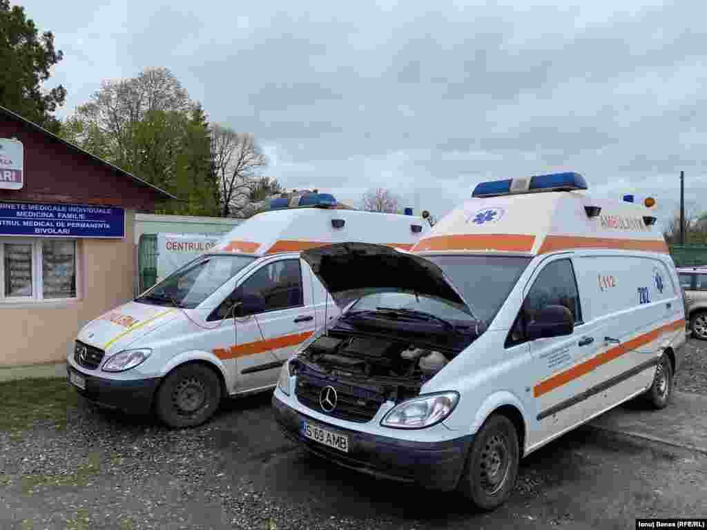 Mașini de ambulanță în curtea substației Bivolari, din județul Iași.