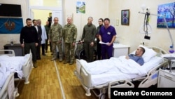 Украинскиот претседател Володимир Зеленски ги посети ранетите војници во болница во Киев на 6 декември 2023 година