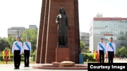 "Өчпөс отто" кароолдо турган окуучулар. Бишкек. 7-май, 2023-жыл. (Сүрөт Коргоо министрлигине таандык)
