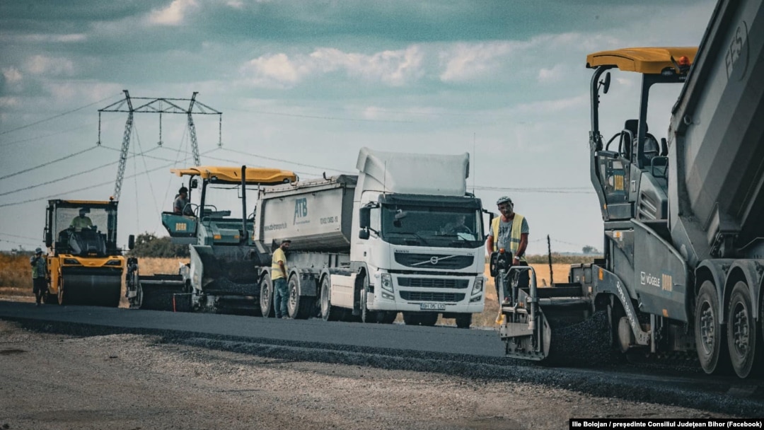 Imagine din timpul lucrărilor la centura Oșorhei de lângă Oradea, în județul Bihor, finanțată, alături de alte 2 centuri ocolitoare, cu bani europeni din exercițiul 2021-2027.