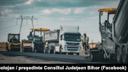 Imagine din timpul lucrărilor la centura Oșorhei de lângă Oradea, în județul Bihor, finanțată, alături de alte 2 centuri ocolitoare, cu bani europeni din exercițiul 2021-2027.