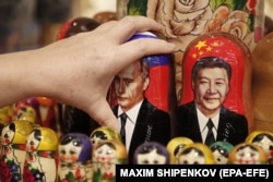 Російські матрьошки з зображенням Володимира Путіна та китайського лідера Сі Цзіньпіна