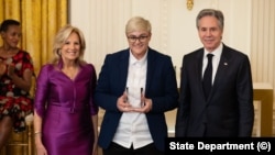 Ajna Jusić (u sredini) s prvom damom SAD-a Jill Biden i državnim tajnikom SAD- Antonyjem Blinkenom na dodjeli nagrada za žensku hrabrost, 4. marta 2024. 