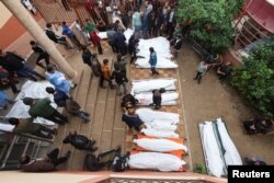 Tijela ubijenih Palestinaca ispred bolnice Naser u Kan Junisu