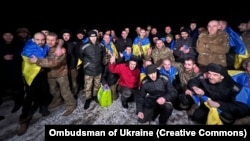 Звільнені українці під час великого обміну полоненими між Україною і Росією, що відбувся 3 січня