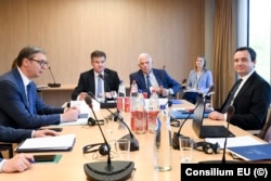 Kryeministri i Kosovës, Albin Kurti, presidenti serb, Aleksandar Vuçiq dhe diplomatë evropianë, në njërin prej rundeve të negociatave mes dy vendeve në Bruksel. Fotografi e majit të vitit 2023. (Burimi: Bashkimi Evropian)