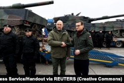 Керівники урядів України і Польщі, Денис Шмигаль та Матеуш Моравецький (праворуч), біля перших танків Leopard 2, доставлених із Польщі до України, 24 лютого 2023 року