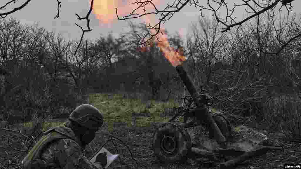 Ukrán aknavető lövi az orosz állásokat Bahmut közelében március 8-án. A település elleni harcokban az orosz csapatokat erősíti a Wagner-csoport is