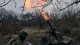 Un artilerist ucrainean trage cu mortiera asupra pozițiilor rusești de lângă Bahmut, la 8 martie.&nbsp;<br />
<br />
Forțele regulate rusești și soldații din rău-famata companie militară privată Wagner înconjoară Bahmut pe trei laturi, astfel că este posibil ca Ceasiv Iar, localitate situată pe un deal la doar câțiva kilometri vest de orașul asediat din estul regiunii Donețk, să devină următorul bastion împotriva forțelor Moscovei.