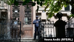 Policijski službenik na ulazu jedne beogradske škole, 8. maj 2023. Ovaj prizor je obeležio prvi radni dan i predstavlja jednu od novih mera koje je uvela Vlada Srbije, nakon masovnog ubistva 3. maja.