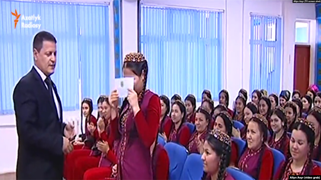 Qadınlar zərfləri alınlarına aparırdılar