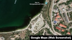 На спутниковом снимке территории бывшего военного городка видны следы строительных работ в виде снятого верхнего слоя грунта. Скриншот