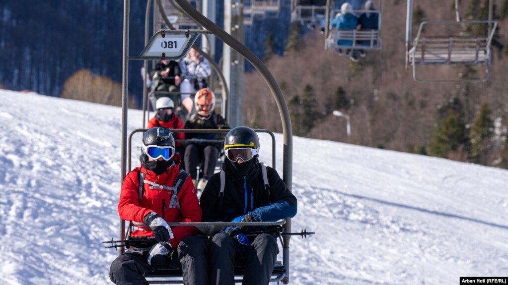 Linja e teleferikut në Qendrën e skjimit "Brezovica".