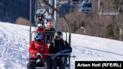 Linja e teleferikut në Qendrën e skjimit "Brezovica".