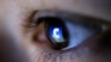 Një logo e Facebook-ut e pasqyruar në syrin e një personi. Fotografi ilustruese.
