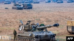  Израелски боец до артилерийско оръдие в Северен Израел, на границата с Ливан, 8 октомври 2023 година 