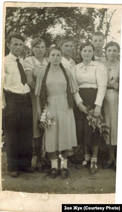Оксана Сікачина серед однолітків, 1947 рік. Фото з родинного архіву Зої Жук