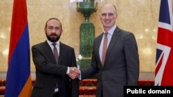 Armenian Foreign Minister Ararat Mirzoyan (left) meets with U.K. European Affairs Minister Leo Docherty in London on November 13.