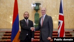 Armenian Foreign Minister Ararat Mirzoyan and British Minister for Europe Leo Docherty during their meeting in London, November 13, 2023.