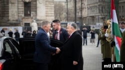 Orbán Viktor miniszterelnök fogadja Robert Fico szlovák kormányfőt az Országház előtt, a Kossuth Lajos téren 2024. január 16-án