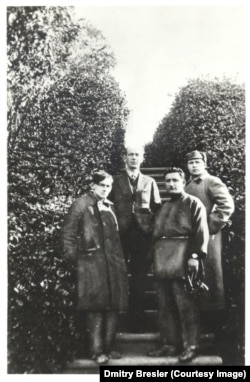 Константин Вагинов с неизвестными лицами, 1932-33 (?)