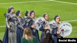 گروه موسیقی زنان «بهاربند» در حال اجرا در مسابقات جام ملت‌های آسیا در قطر