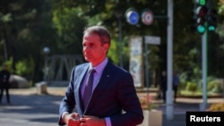Grčki premijer Kyriakos Micotakis stiže na samit Berlinskog procesa u Tirani, Albanija, 16. oktobra 2023. 