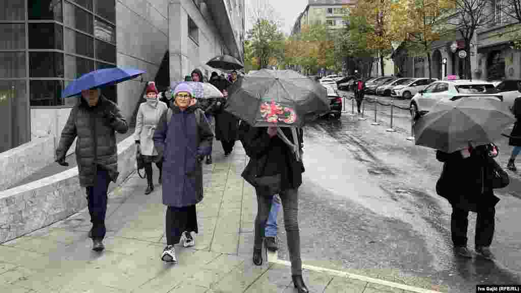 Ninela Radičević (u sredini), majka ubijene devojčice, izjavila je da zgrada u kojoj je ubijeno deset osoba ne može više da bude škola, jer je mesto zločina. &quot;Ne razumem potrebu da gurnemo sve pod tepih i da se pravimo da 3. maja nije ni bilo, i da tako nastavimo kao da se ništa nije desilo. Čini mi se da se ide ka tome i to je ono što nas najviše boli&quot;, rekla je ona.