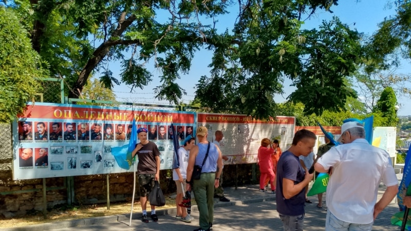 В Севастополе отмечать День ВДВ России привели детей в камуфляже с автоматами