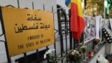 Flori și candele aprinse în memoria victimelor civile din Fâșia Gaza. Mai multe fotografii ale victimelor civile au fost agățate pe gardul Ambasadei Palestinei în România.