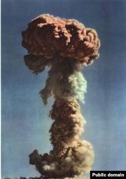 Атомный "гриб" после первого испытания атомной бомбы на китайском полигоне возле озера Лоб-Нор. 1964 г.