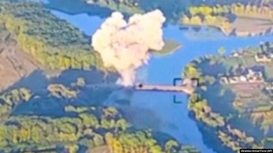 Imagine difuzată de forțele armate ucrainene pe 18 august în care se vede fumul care iese din ceea ce se pare a fi distrugerea unui pod important din regiunea Kursk din Rusia.