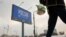 Bilbord, koji prikazuje riječ "Rusija" i poruku "Sretna Nova godina" i QR kod koji je ulaz na web stranicu zatvorenog ruskog opozicionog političara i pristalica kritičara Kremlja Alekseja Navaljnog, na cesti u Moskvi, Rusija, 7. decembar 2023.