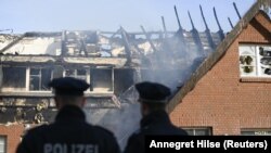 Поліцейські на місці пожежі в місті Апольда, Німеччина, 4 червня 2023 року