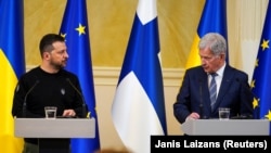 Ukrainian President Volodymyr Zelenskiy (left) and Finnish President Sauli Niinisto in Helsinki on May 3.