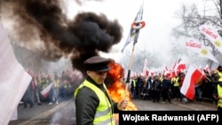Az ukrán import és az európai zöldpolitika ellen tiltakoznak a gazdák Varsóban 2024. március 6-án