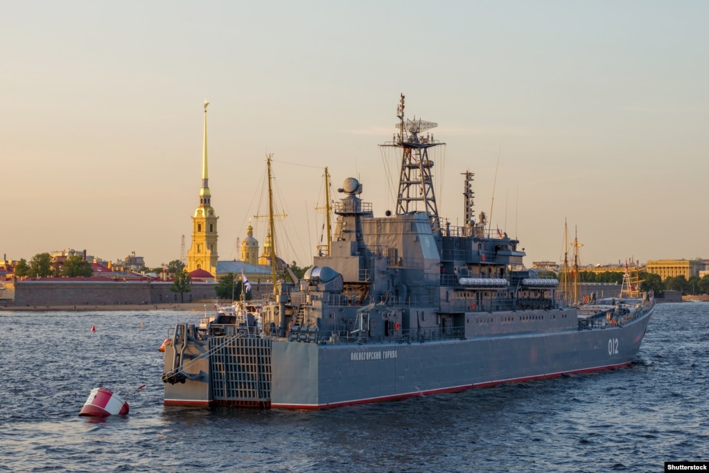 Il mezzo da sbarco di classe Ropucha Olenegorsky Gornyak sul fiume Neva a San Pietroburgo nel luglio 2021    Nell’agosto 2023, i video pubblicati mostrano un drone marino che colpisce il mezzo da sbarco nel porto russo di Novorossiisk.  La nave ha subito "gravi danni"  nell'attacco, secondo il Ministero della Difesa britannico, e successivamente sono emersi video che mostravano la nave pesantemente inclinata al traino. La nave di fabbricazione polacca appartiene alla stessa classe Ropucha della Minsk che apparentemente fu distrutta a settembre.