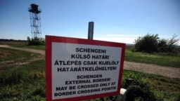 Figyelmeztető tábla a magyar–horvát határon 2015-ben, amikor még hazánk Horvátország felől schengeni külső határ volt
