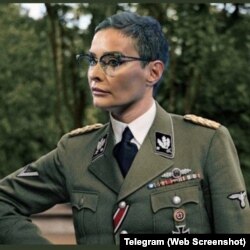 Fotomontaža koju je čelnica spskog REM-a Olivera Zekić, postavila na svom Telegram profilu, kombinujući svoje lice sa arhivskom fotografijom uniforme nacističkog komandanta Rajnharda Hajdriha.
