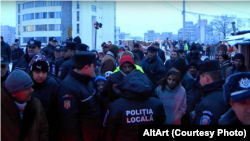 350 de oameni au fost evacuați de pe strada Coastei din Cluj-Napoca, în decembrie 2010. În aceeași zi au mutați în colonia de la Pata Rât, în apropierea gropii de gunoi a orașului.
