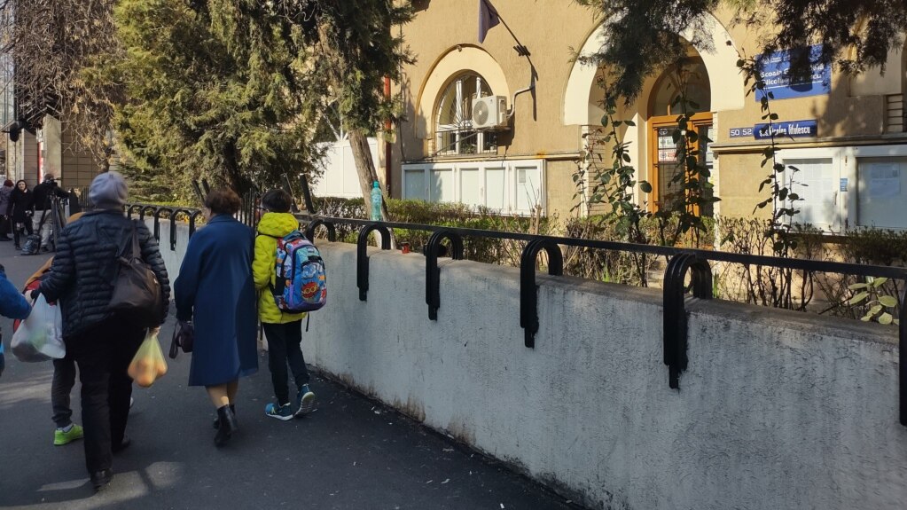 Părinții elevilor de la Școala Nicolae Titulescu au protestat pe 4 martie 2024 la școală și au spus că se tem pentru copiii lor. 