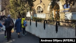 Părinții elevilor de la Școala Nicolae Titulescu au protestat pe 4 martie 2024 la școală și au spus că se tem pentru copiii lor. 