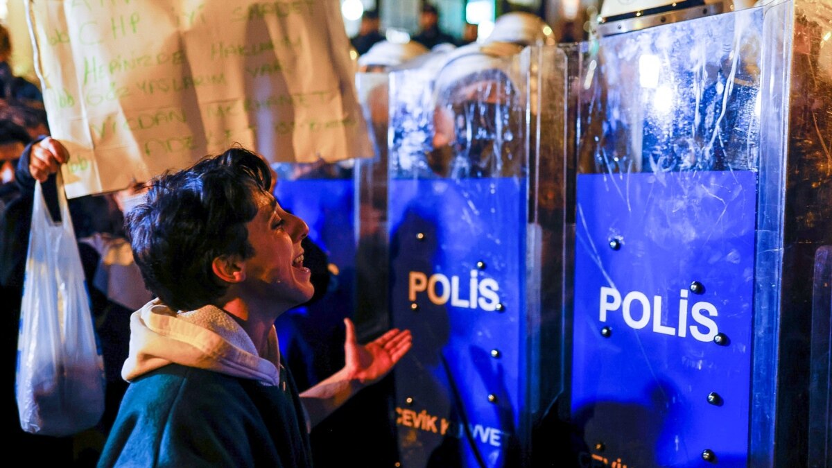 Полицията в Истанбул използва сълзотворен газ и нанесе побой на
