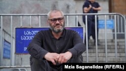 ზაზა სარალიძე პარლამენტის წინ. 30 აპრილი, 2024 წელი