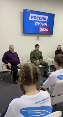 Дереник Темирханов (в центре) на встрече с молодежью в Ростовпатриотцентре. Январь 2024 года. Фото: скриншот видеозаписи в канале центра