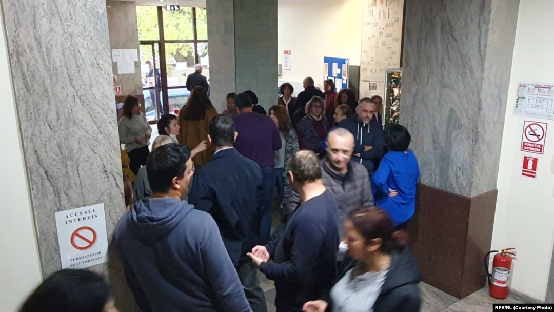 Din cauza salariilor mult mai mici decât la alte instituții de stat cu competențe similare, din cei 300 de entuziaști care au construit CNSAS au rămas mai puțin de 200. În curând, vor rămâne 150 din cauza anulării posturilor vacante dispuse de Guvernul Ciolacu. 